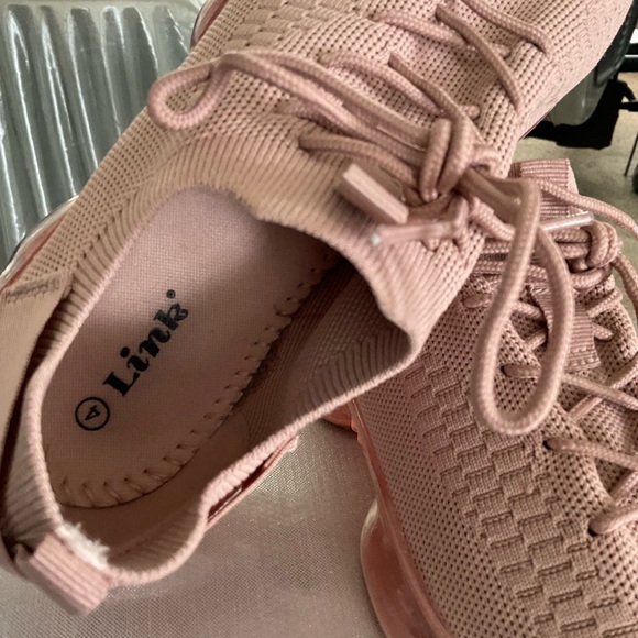 Women’s slip on tennis shoes. Size 4. Where’s like a women’s 6 - Picture 5 of 6